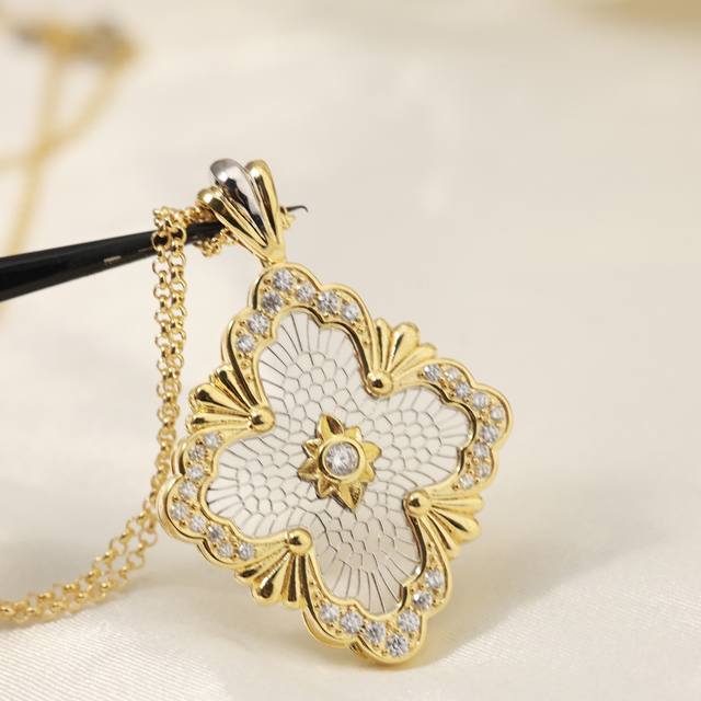 Buccellati Italian high-end jewelry brand Retro palace style with diamond brush