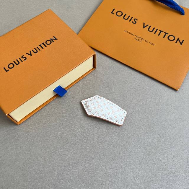 Single new Lv hairpin Louis Vuitton counter consistent material hot style shipm