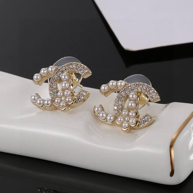 Chanel earrings A large number of new brand earrings have arrived! ! Luxury tem