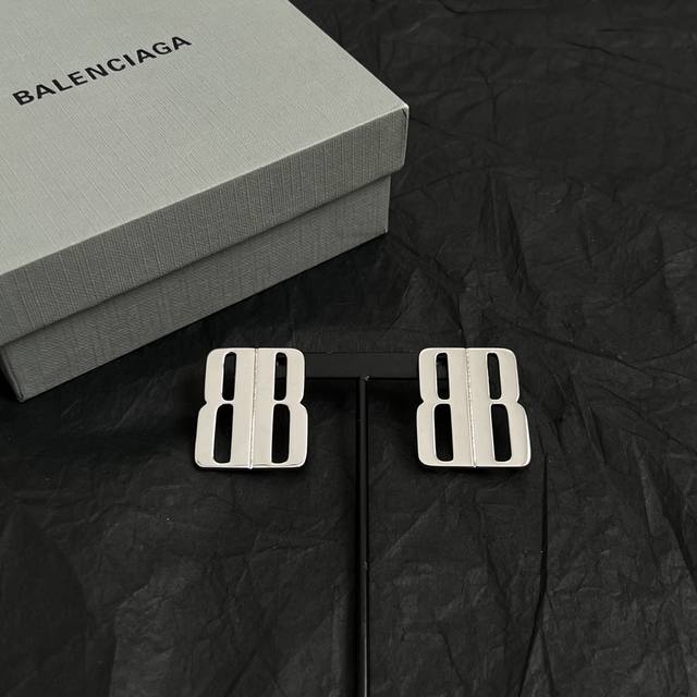 Balenciaga earrings are simple and elegant. The brand's gold texture is full and
