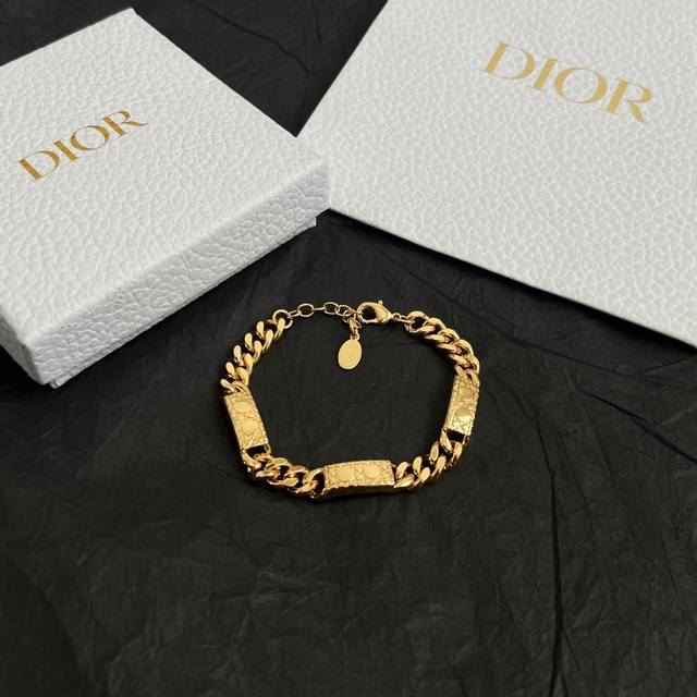 Dior Dior bracelet is made of the same original brass material, sweet and elegan