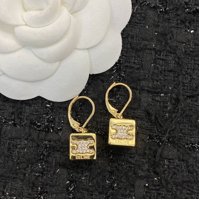 Code E1715 0946780 Hot-selling earrings, hot new arrivals Exclusive high-end qu