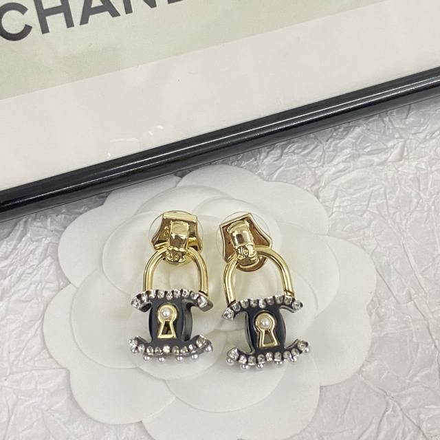 Code E1713 0867845 earrings are hot-selling models and are on sale now. earring