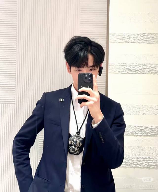 with packaging Dior keychain, necklace bag, hanging buckle, earphone bag counte