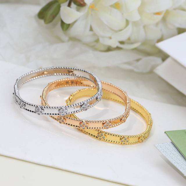 High-end and real details present Vca kaleidoscope bracelet! Original buckle! A