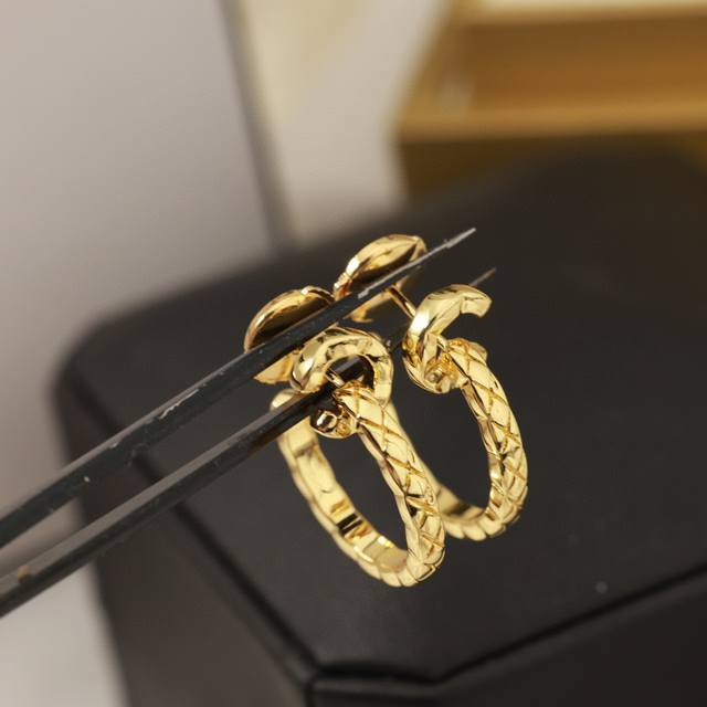 Seiko version Coco Crush series earrings diamond pattern, Beige beige 18K gold,