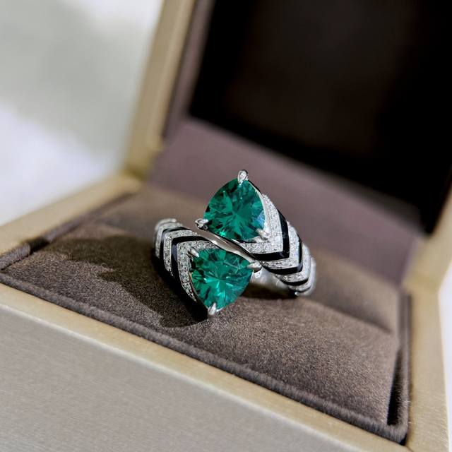 A4378 Independent designer model, hot and fashionable, exquisite triangular diam