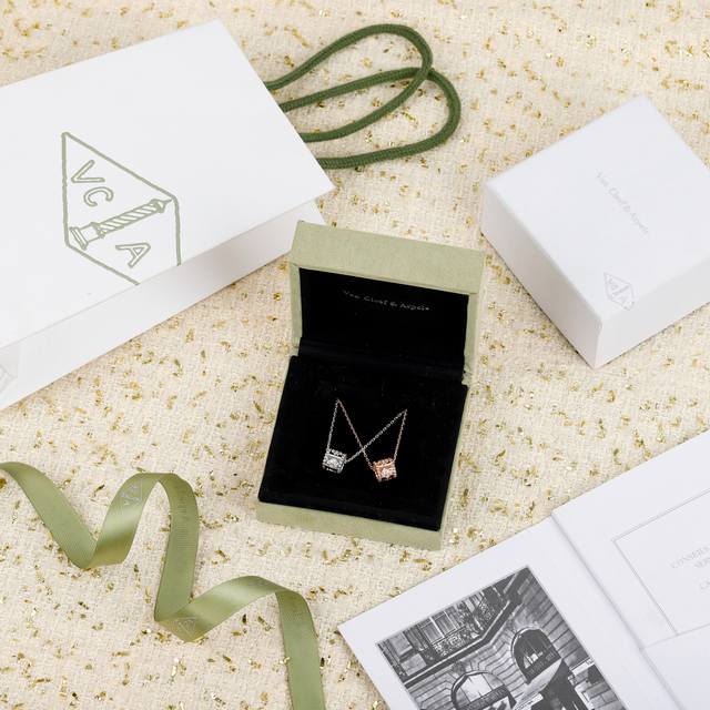 203807 Our kaleidoscope Perlee necklace Zp44200+ can be customized with 18K real