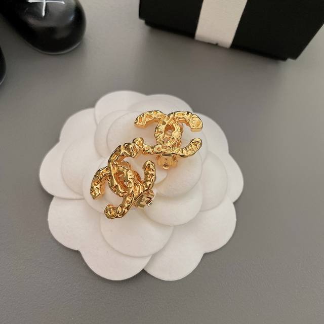 High quality details as shown in the picture. The must-have simple logo ear clip