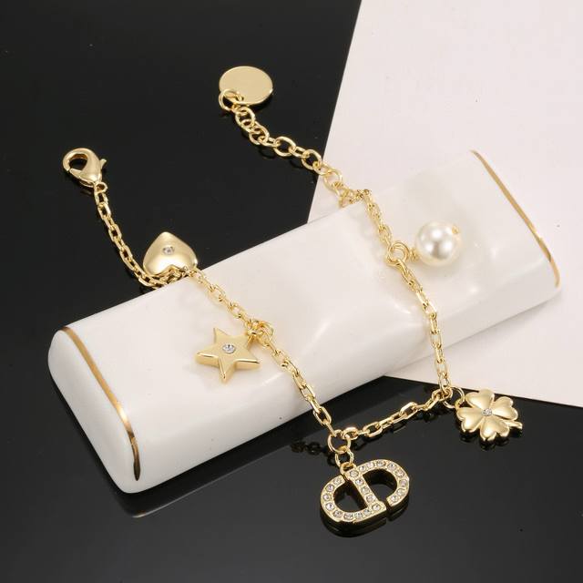 Dior's hot-selling new bracelet, the new CD letter pearl bracelet is not a commo