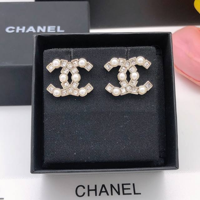 No. Xed0847 Double C diamond rice bead light gold earrings are popular items. T