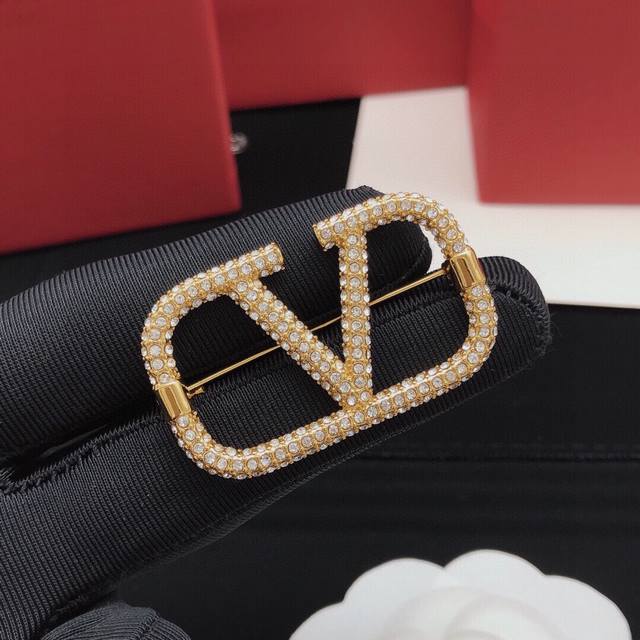 No.Valentino V-shaped brooch inlaid with diamonds, full of diamonds DDD