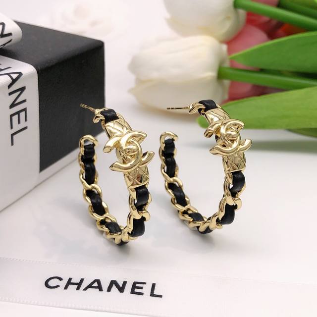 No. Xed0308 Xiaoxiangjia chain striped leather earrings with the same material