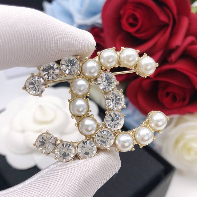 No. Xxz0028 C round diamond pearl Cc brooch same material autumn and winter ess