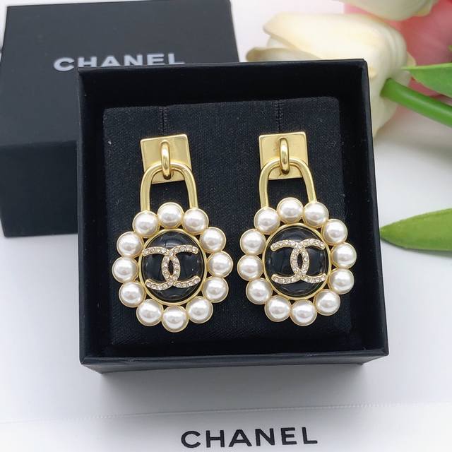 No.Xed0566 Chanel round pearl earrings add a lock element, up your temperament D