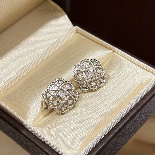 A6 Exquisite twisted diamond earrings by independent designer. Exquisite craftsm