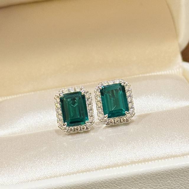 A5777 Rich Woman Series Three Carat Emerald Rock Sugar Cut Four-claw Square Diam