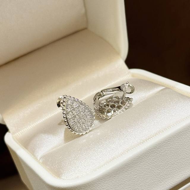 A5755 Boucheron's new large teardrop earrings are full of geometric beauty. They