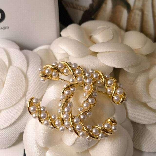 Chanel The latest models are available at Chanel counters. Chanel's latest pearl