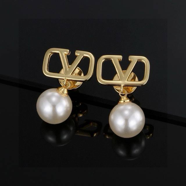 5Valentino. The new hot antique diamonds of Valentino counters abandon the usual