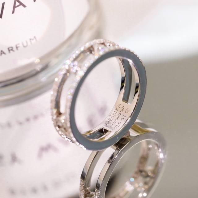 Messika Classic Sliding 5 Diamond Ring Move Uno Series combines classic fashion