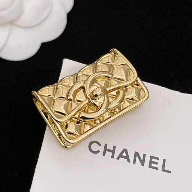 High quality details as shown in the picture. Xiangling grid gold bag brooch Z