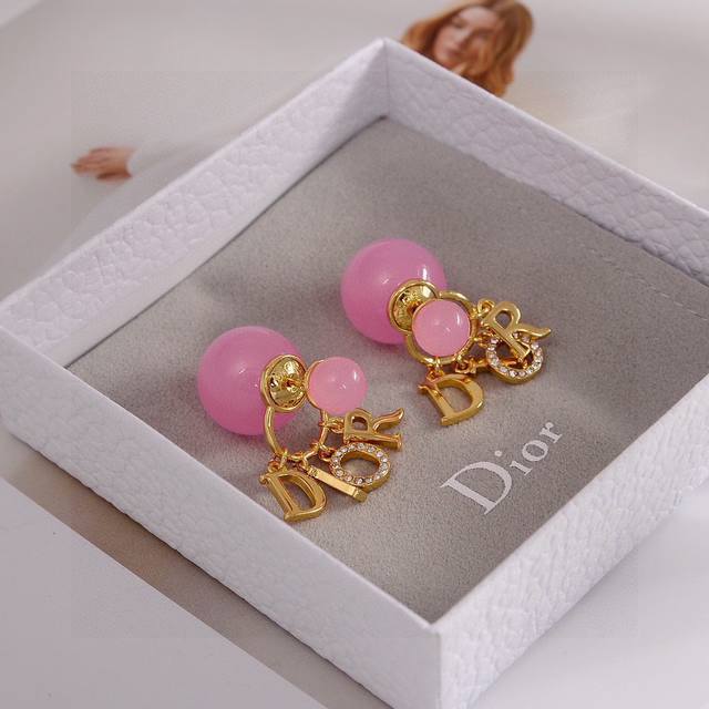 Dior Dior earrings new models are on sale at the counter. They are so beautiful