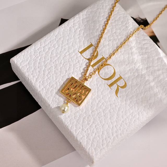 Necklace Dior new style, loved by all the top brands, Dior new letter Cd earring