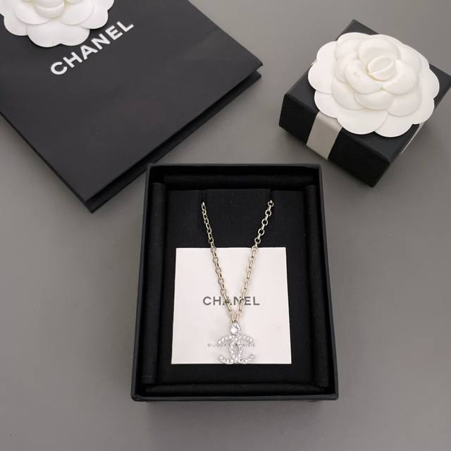 We produce a single diamond double C gold chain necklace Z 4600, the latest aut