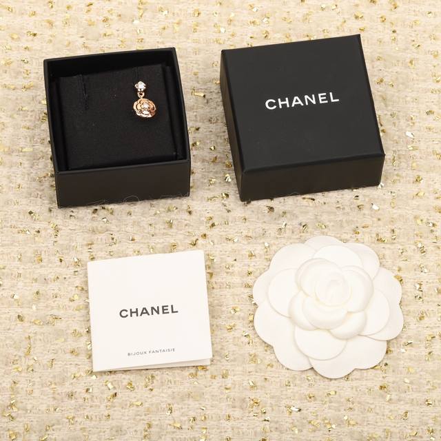 Single We produce single camellia earrings, which can be customized with real g