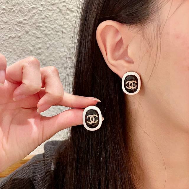 Chanel oval double C earrings DDD