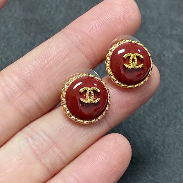 New Chanel Xiaoxiang New Year red earrings are available at the counter at the