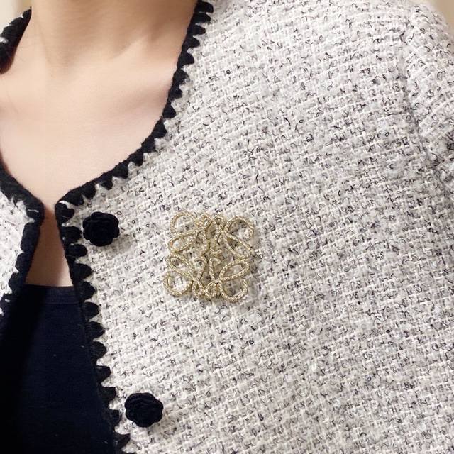 Loewe's new full diamond brooch in silver has a high-end feel. The simple lines
