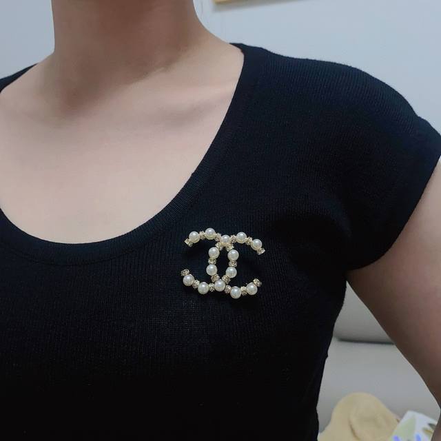 Chanel The latest high-end version of Chanel pearl and diamond brooch is the mos