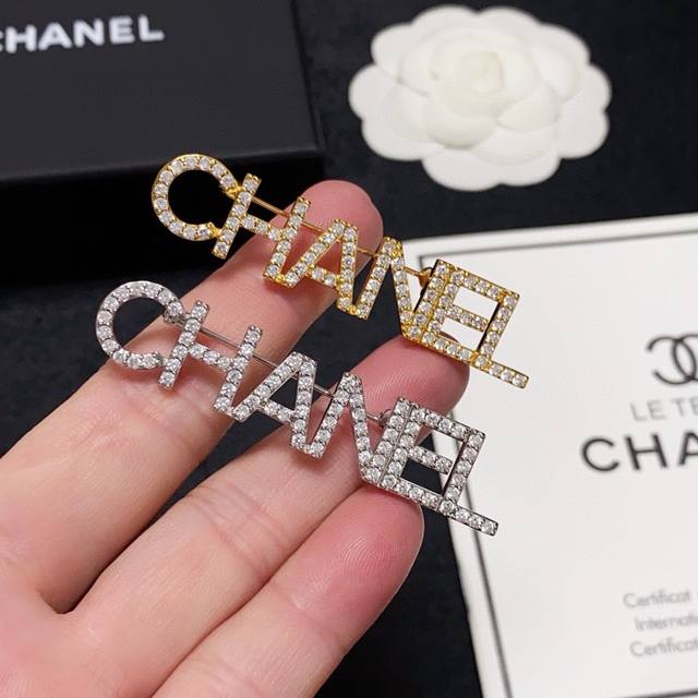 Chanel Xiaoxiang counter new synchronous diamond letter Chanel brooch, is the mo