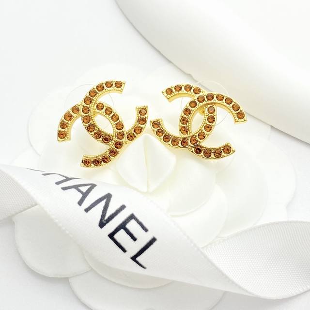 Chanel earrings are hot-selling and new products are available. Chan 25 retro r