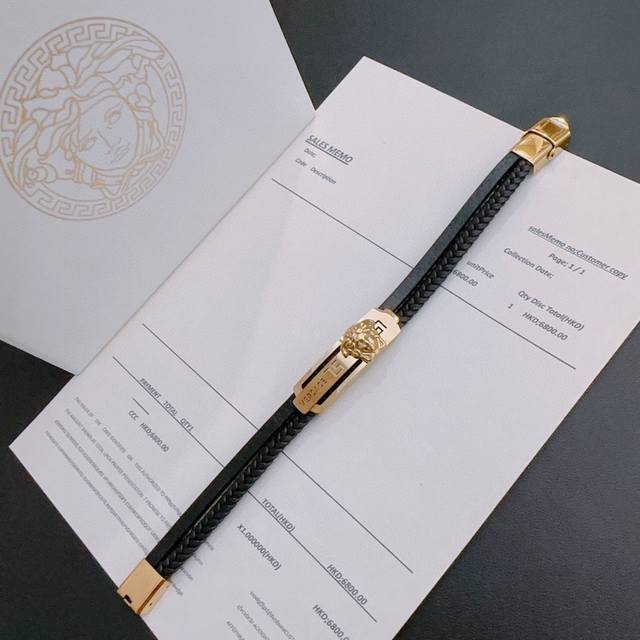 Versace Versace Du Mesa logo cowhide bracelet is handsome and cool, while reveal