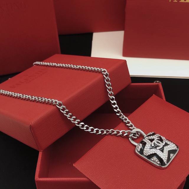 No. Xxl0287 Ch*Nel latest oil drop black star necklace consistent Zp brass mate