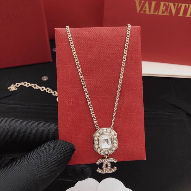 No.Xxl0264 Ch*Nel latest square pendant Cc necklace consistent Zp brass material