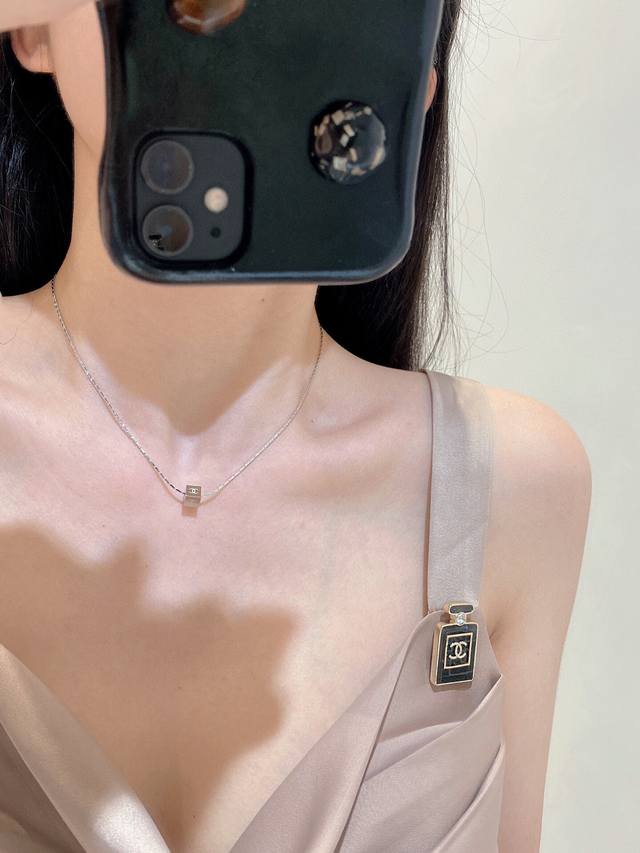 No.Xxl0258 Ch*Nel's latest small cube necklace consistent with Zp brass material