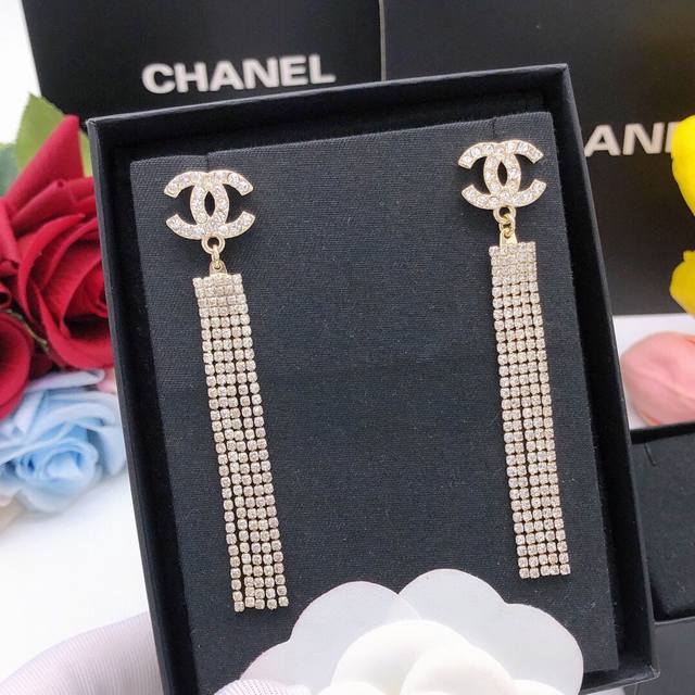 No.Xed0173 Ch*Nel Double C tassel diamond earrings are super shiny and absolutel