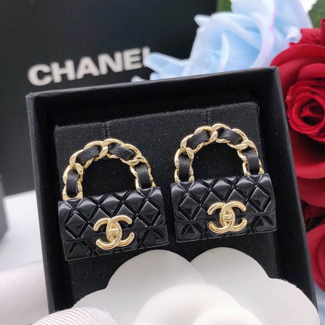 No. Xed0260 Large Chanel goose bag earrings through leather black DDD