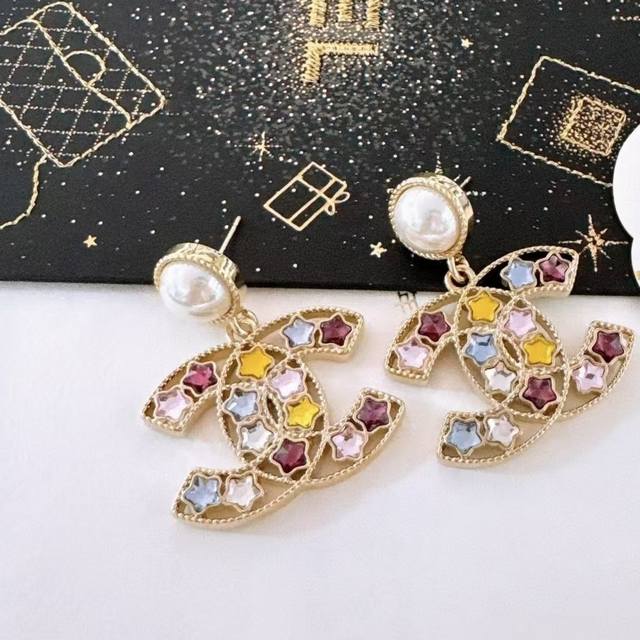 Chanel earrings are hot-selling and the new Chan 25P color diamond star double