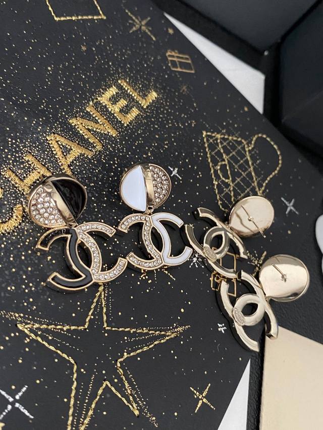 Chanel three-dimensional black and white hoop letter earrings are hot-selling.