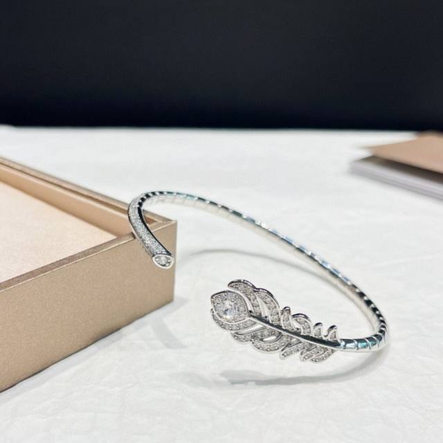 V Gold Boucheron feather bracelet, the same as the celebrity style. The delicate