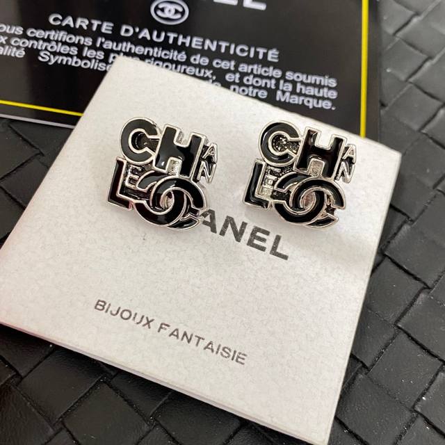 Chanel Chanel hollow black and white combination letter earrings are hot-selling