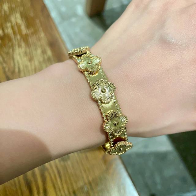 New arrival Vca narrow four-leaf clover bracelet Classic Arrival Van Cleef & Ar