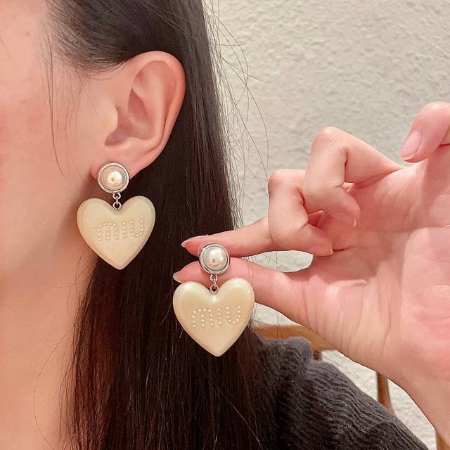 MiumiuMiumiu big heart earrings are popular among fashionistas on Xiaohongshu. T