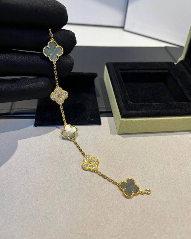 V gold material Vca yellow gold gray shell diamond five flower bracelet DDD