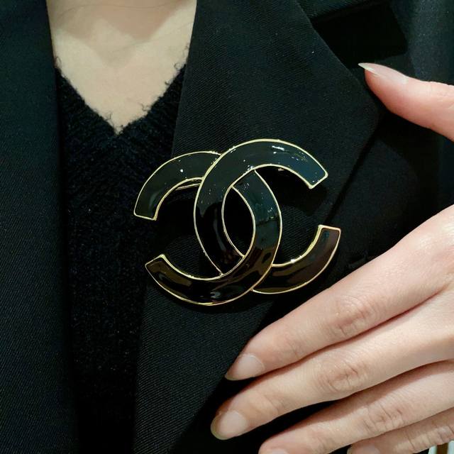 Chanel classic double C brooch DDD